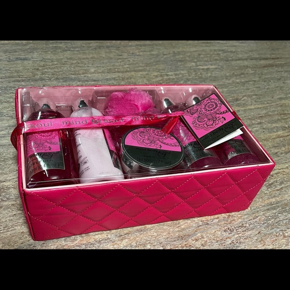 NIB Mind, body, and Soul Stargaze scented Bath and body set - Picture 7 of 16